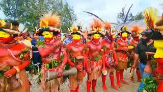 Huli Wigmen of Papua New Guinea in Hides, Hela Province